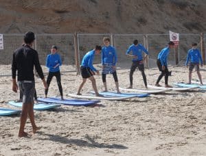 עמית מדריך את קבוצת גילאי 15-17 בקייטנת הגלישה